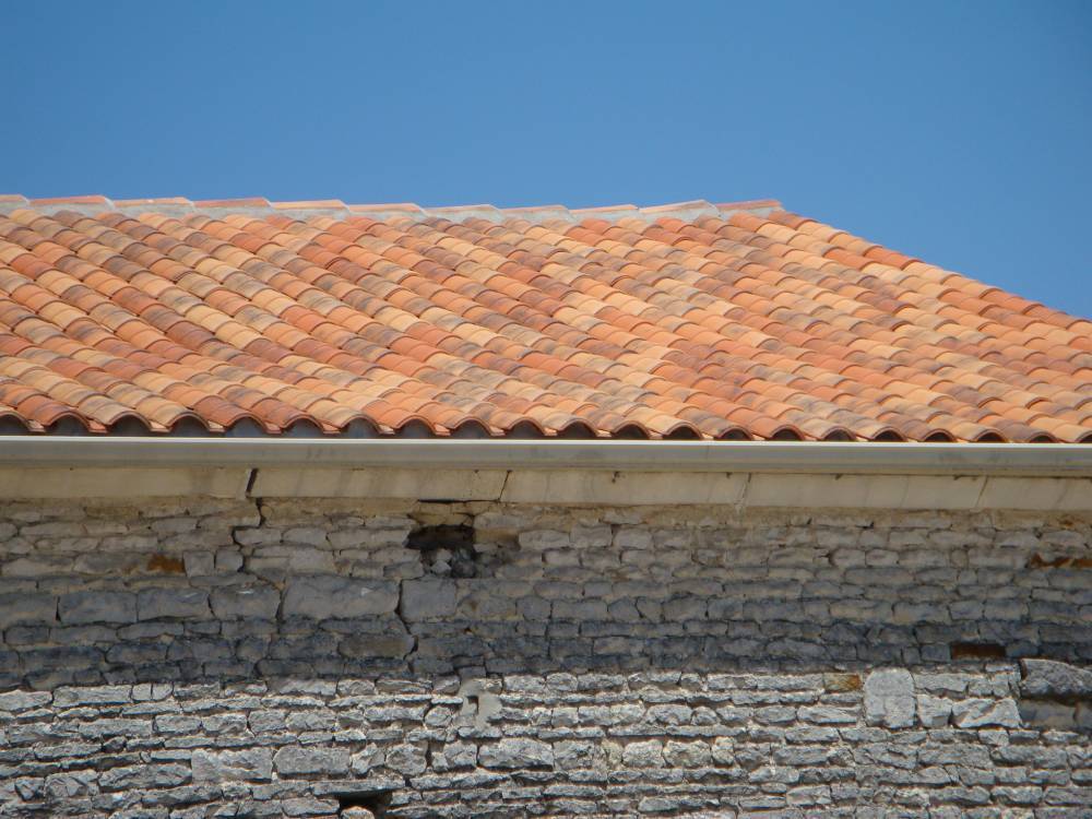 Mur en pierre et tuiles
